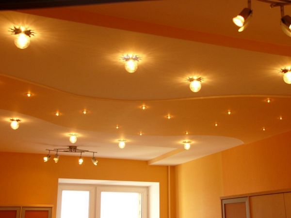 Достоинства светодиодных потолочных светильников Светодиодные лампы отличаются компактностью, гармонично